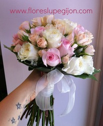 Ramo de novia de rosas variadas