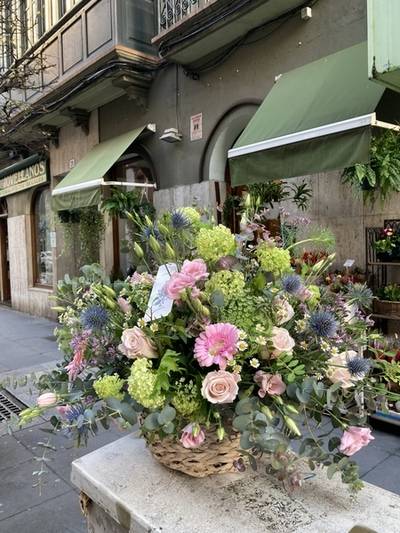Cesta de flores de temporada