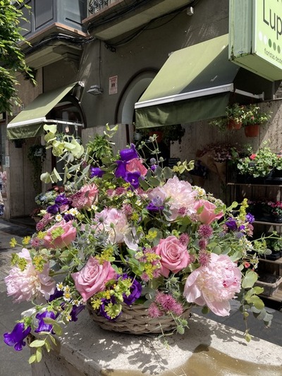 Cesta de peonías y rosas