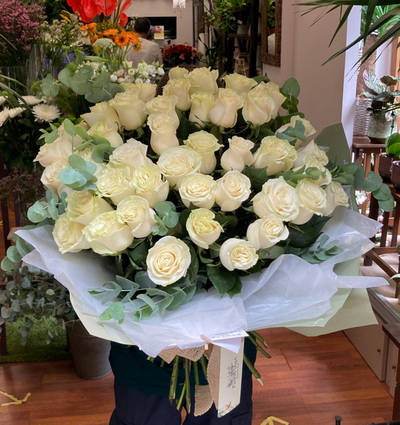 Ramo de 50 rosas blancas