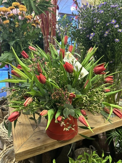 0 Caja redonda de tulipanes