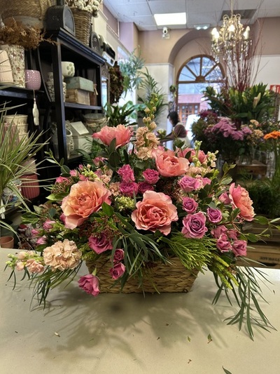 Cesta con rosas de jardín