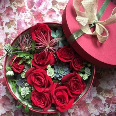 Caja de rosas y crasas