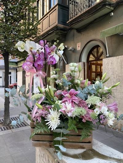 Caja con flores y orquídea
