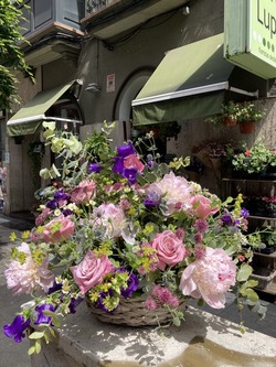 Cesta de peonías y rosas
